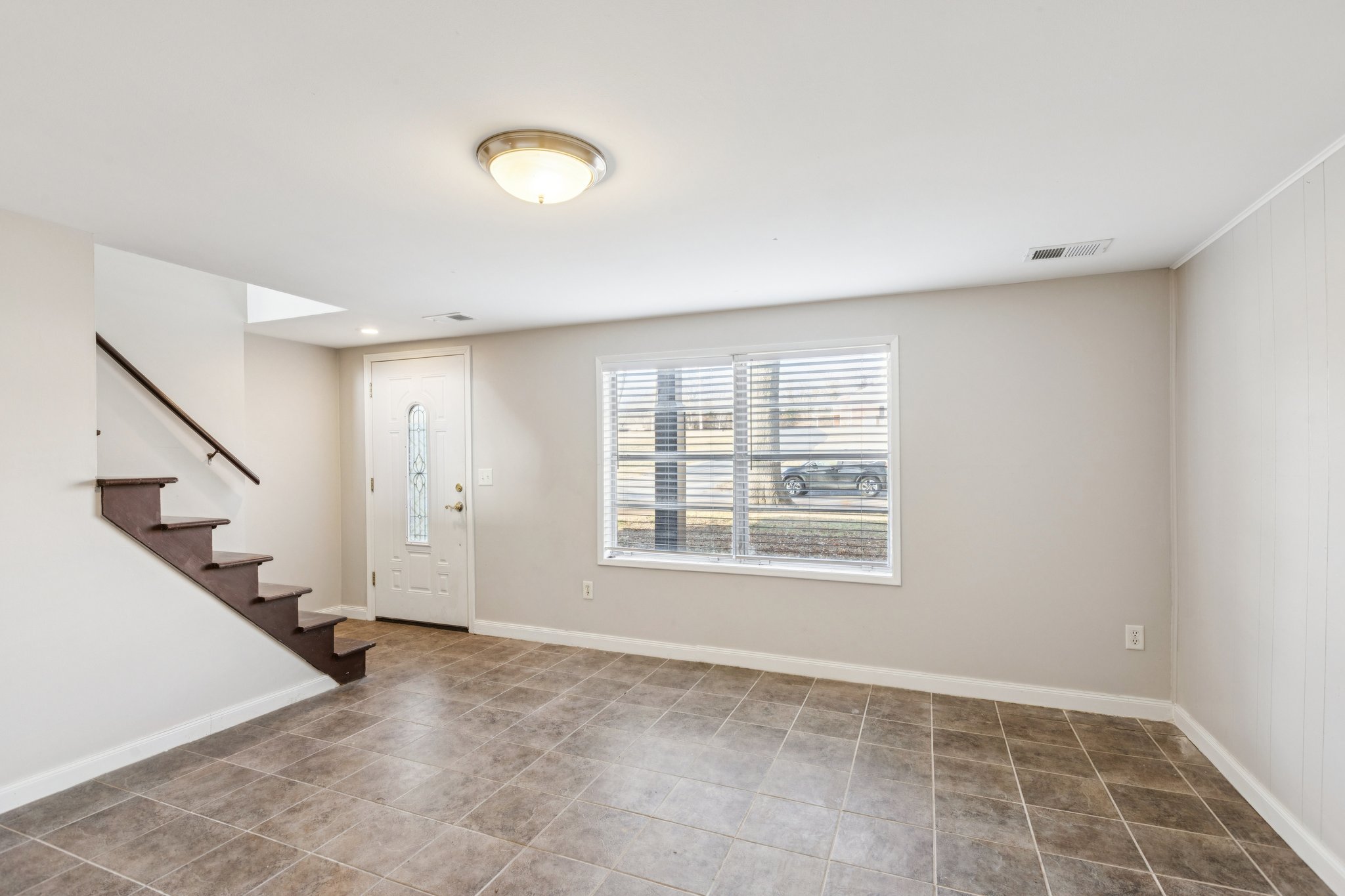 7740 - 5601 NE San Rafael Dr_005.jpg