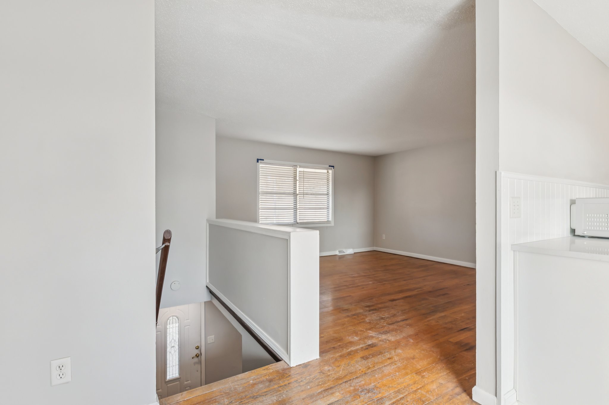 7740 - 5601 NE San Rafael Dr_006.jpg