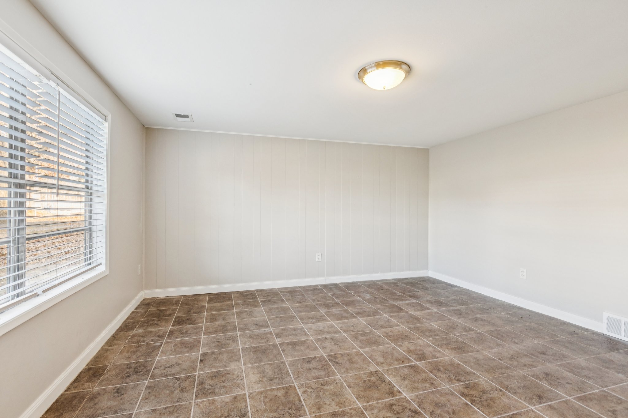 7740 - 5601 NE San Rafael Dr_014.jpg