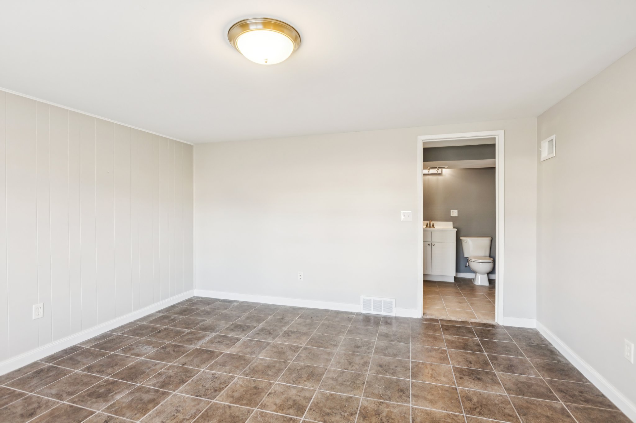 7740 - 5601 NE San Rafael Dr_015.jpg