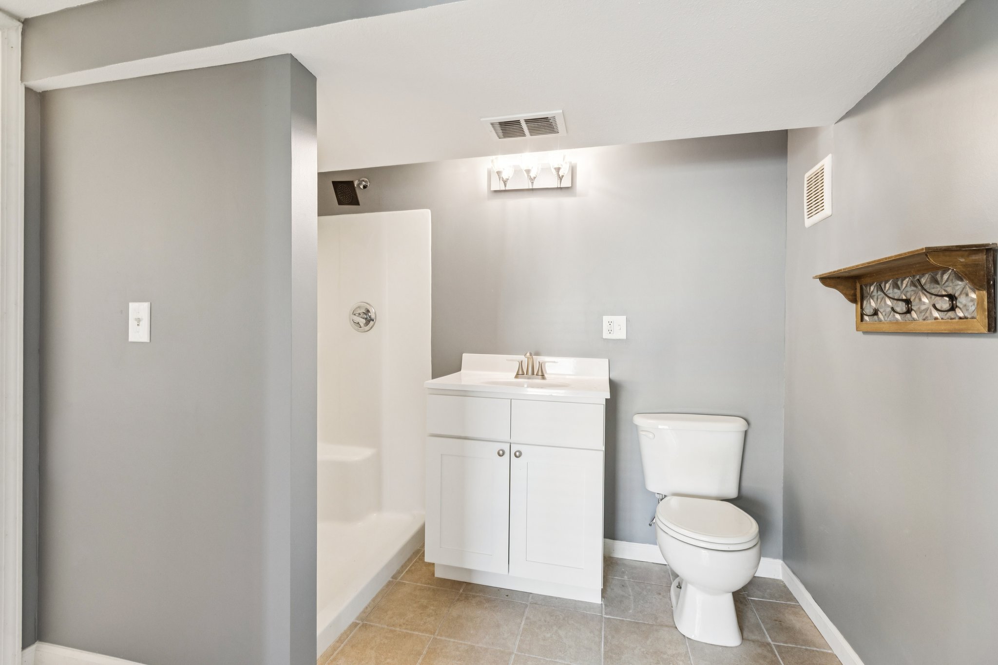 7740 - 5601 NE San Rafael Dr_016.jpg