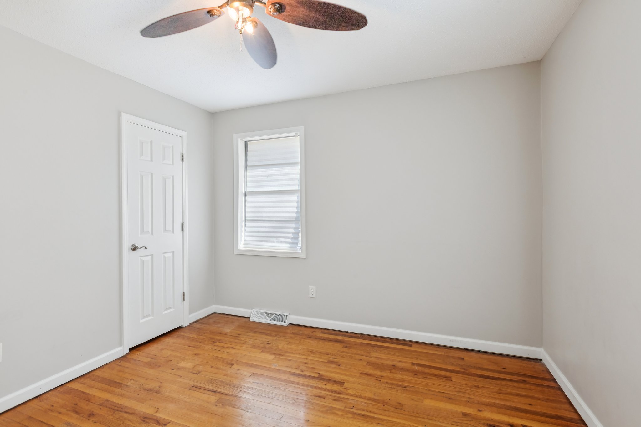 7740 - 5601 NE San Rafael Dr_020.jpg