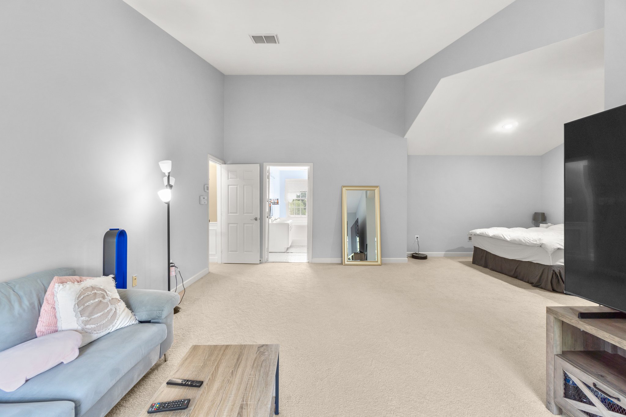 29. Upper bedroom.jpg