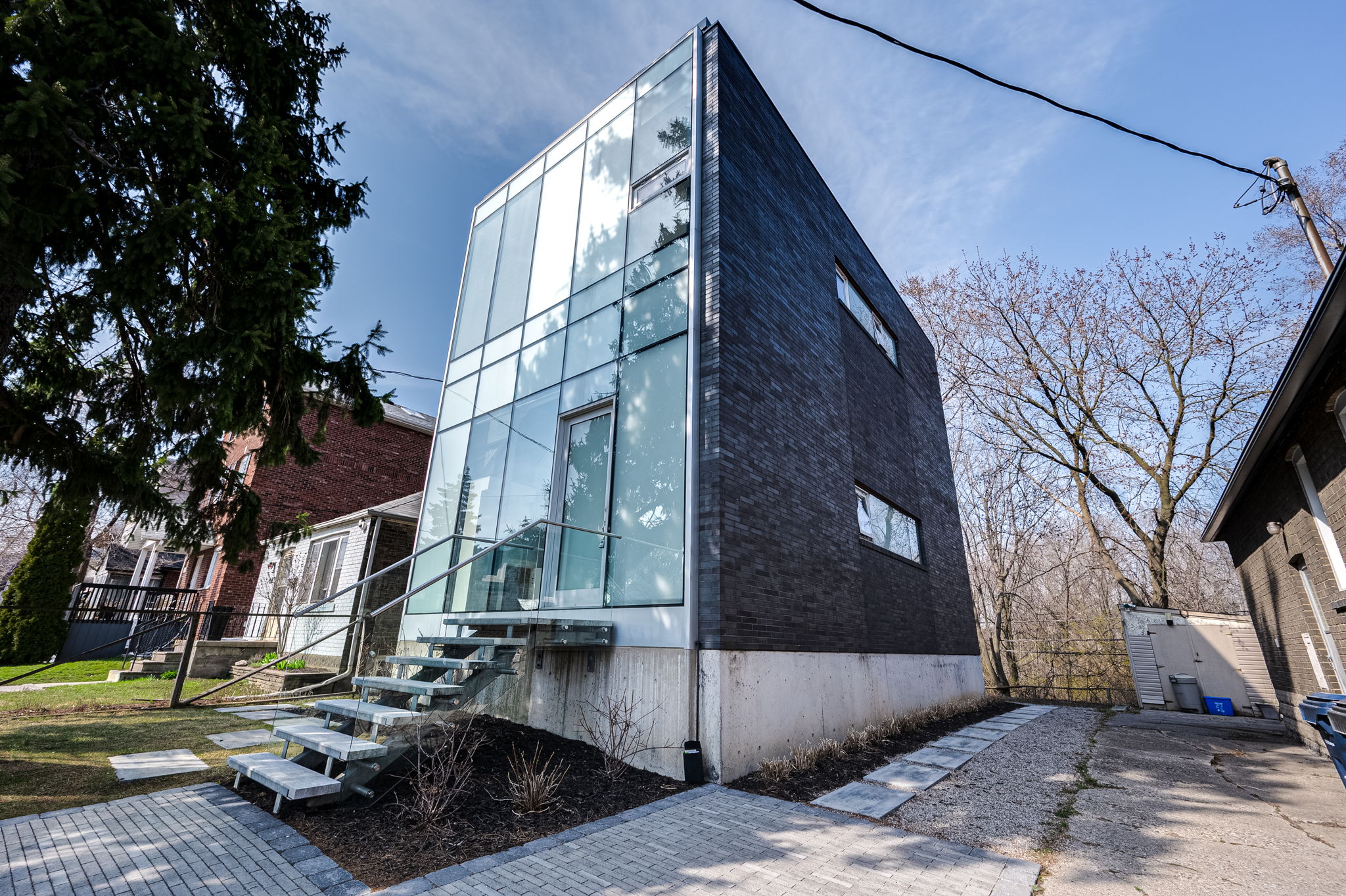 561 Arlington Ave Toronto, ON M6C 3A6