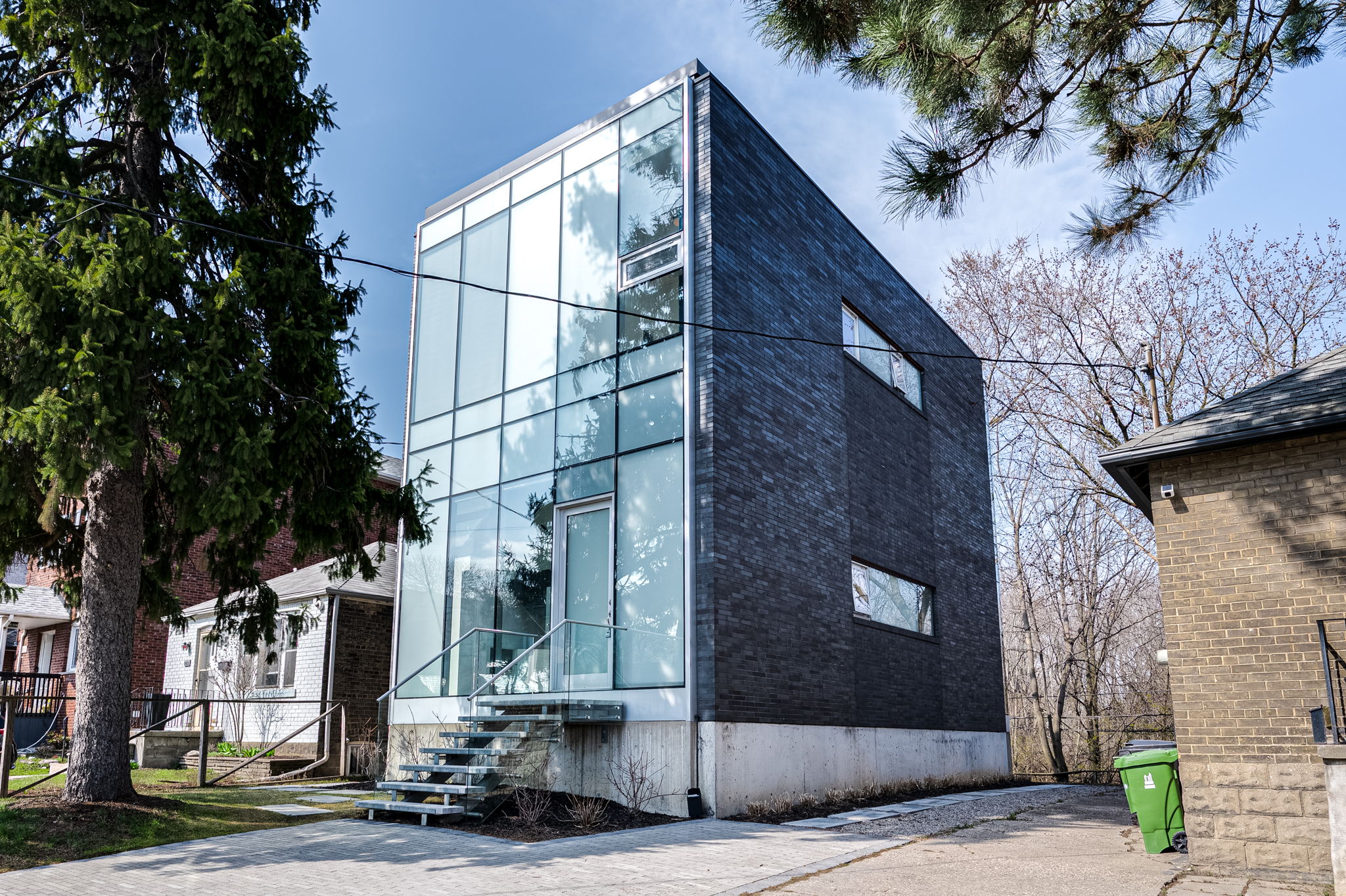 561 Arlington Ave Toronto, ON M6C 3A6