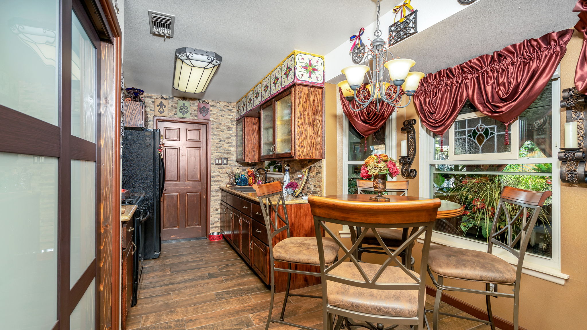 Kitchen/Eating Area