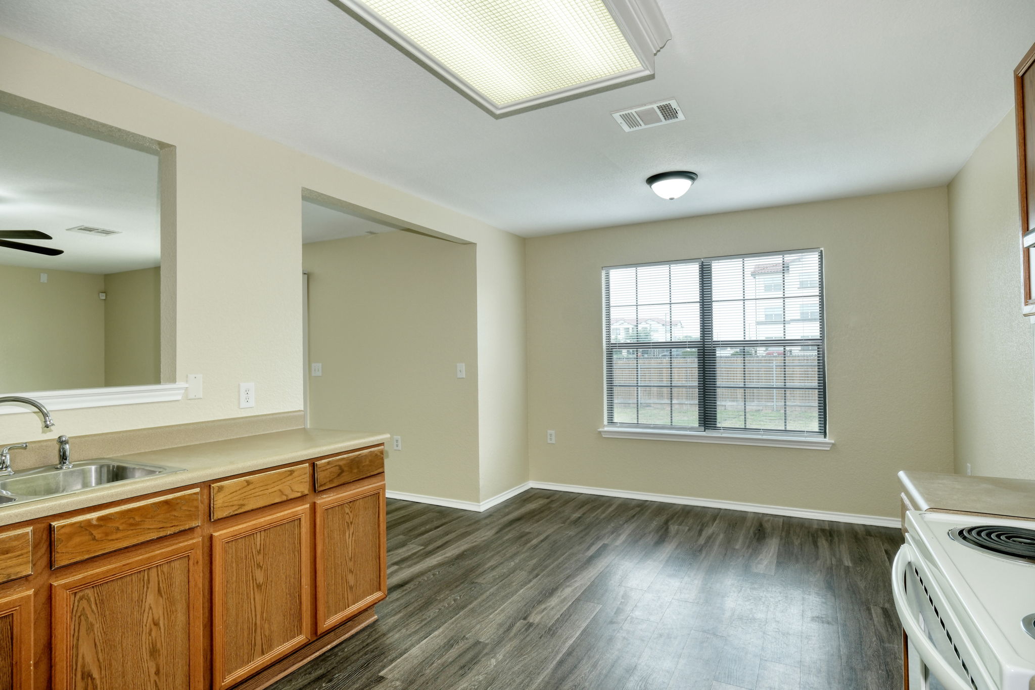 Kitchen/Eating Area