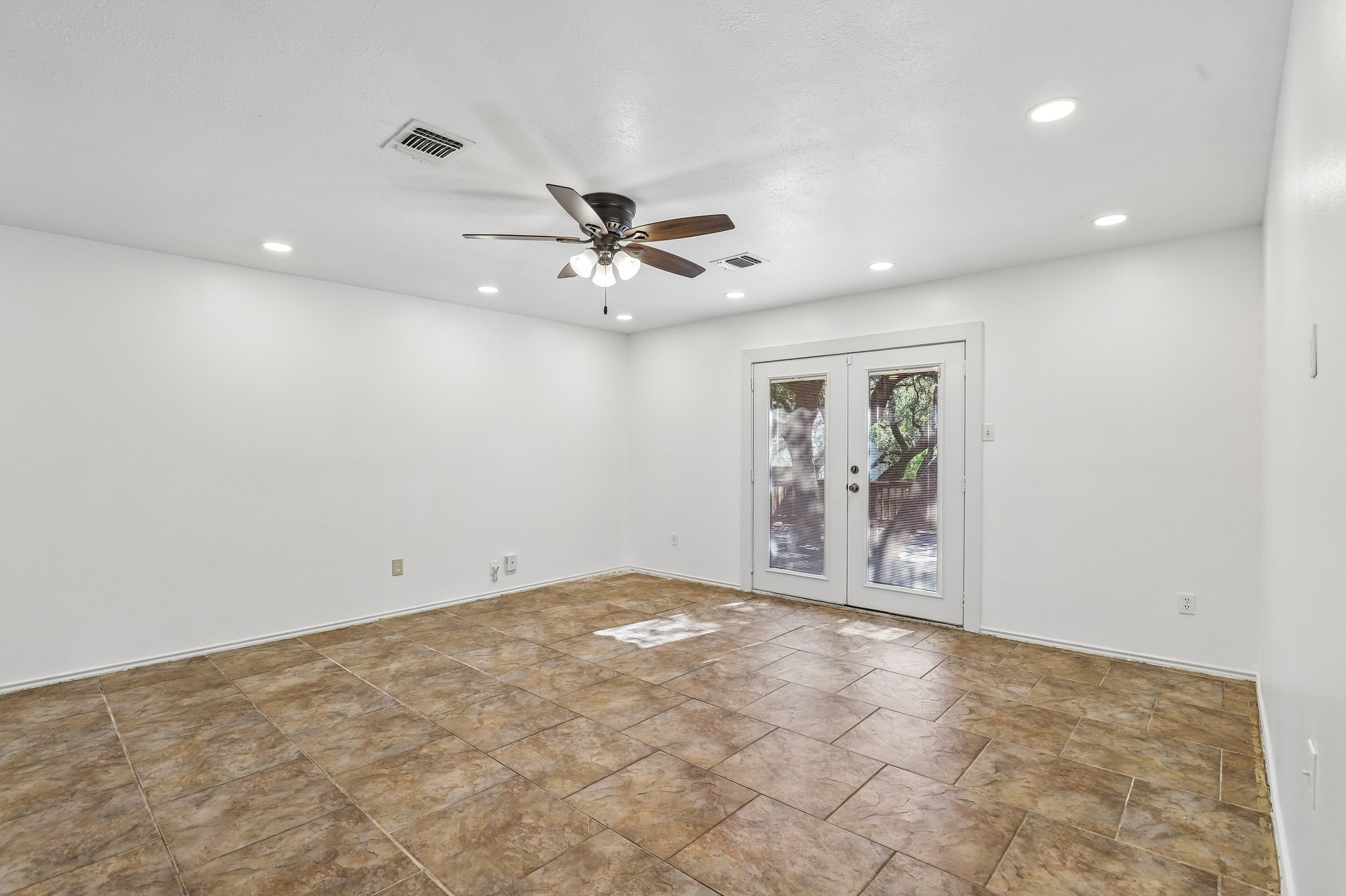 Timber Trace St-S2208-013.jpg