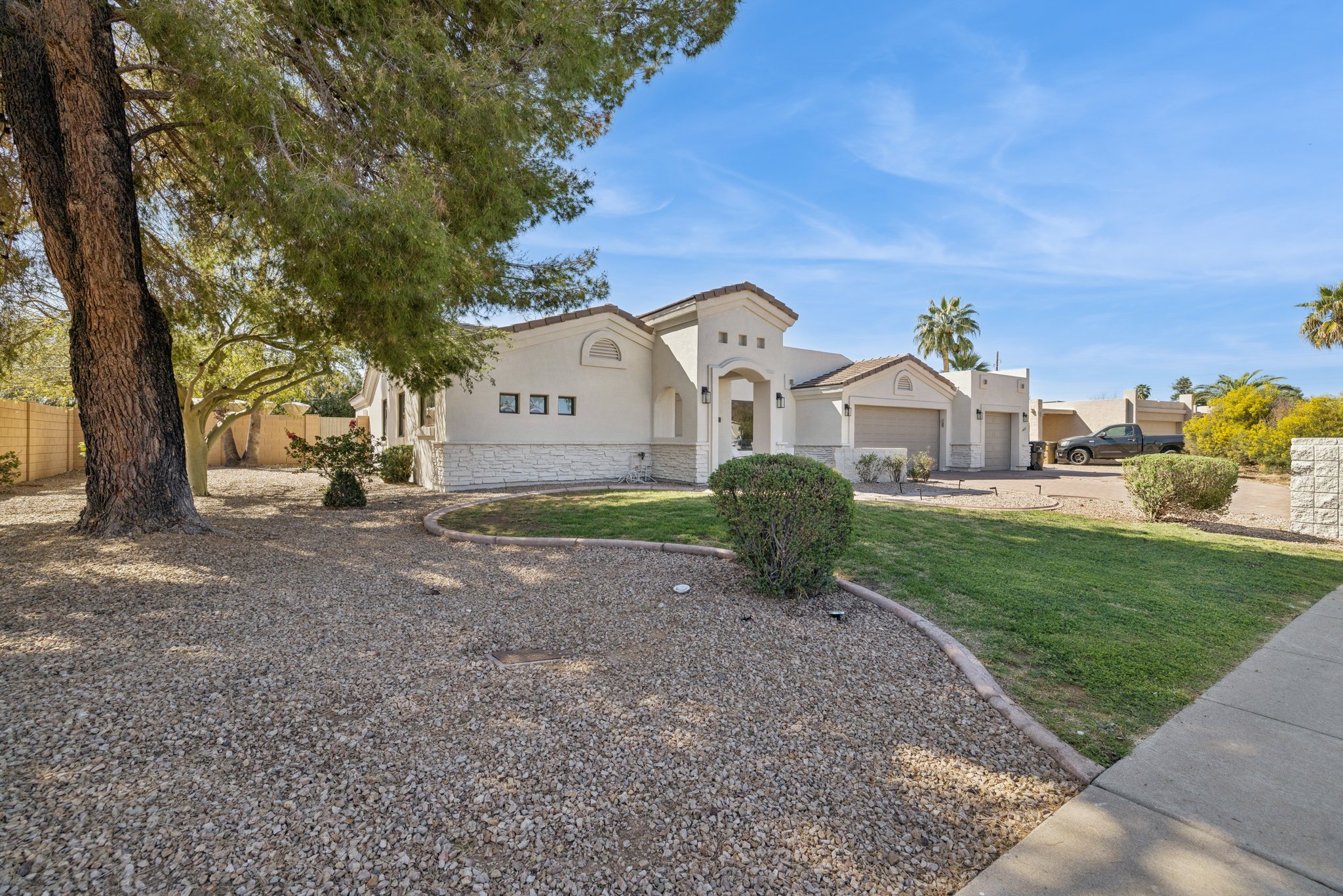 5621 E Voltaire Ave - 005.jpg