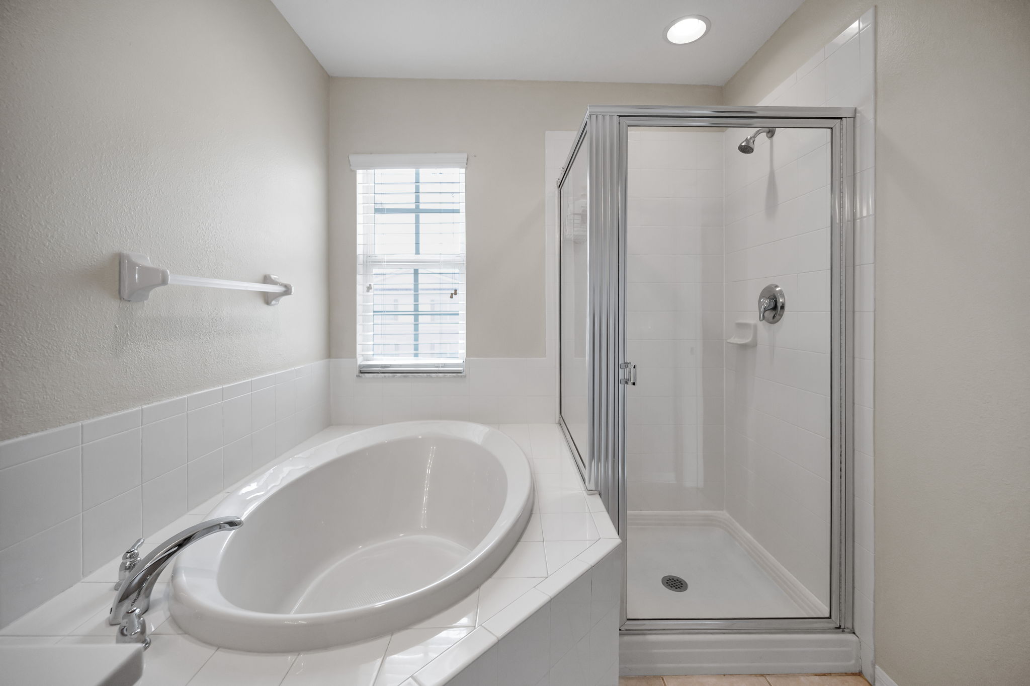 Upper Level Primary Bathroom1b