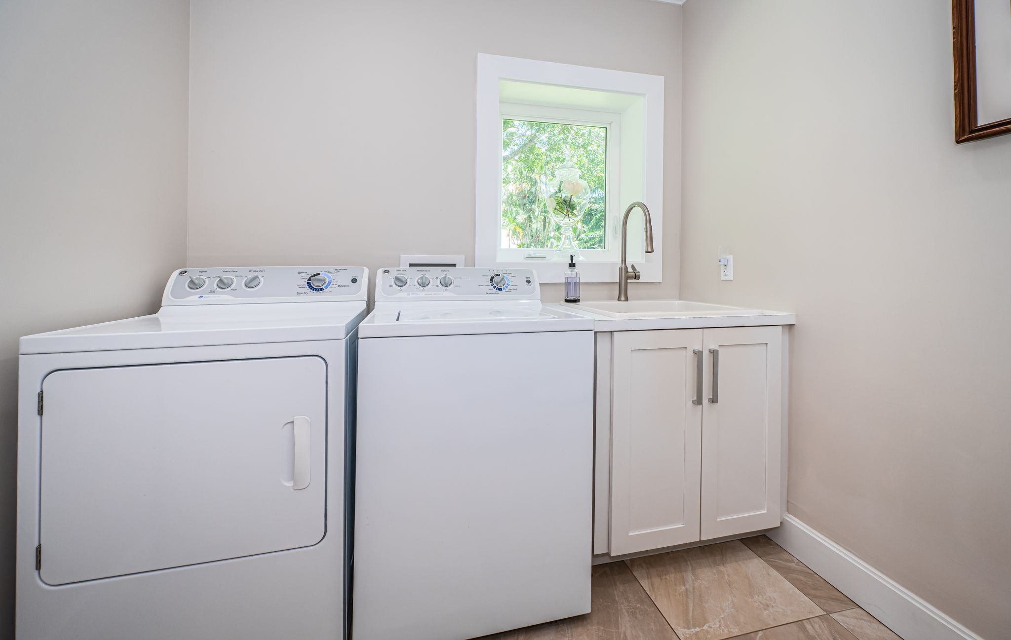 Bathroom2-Laundry Room1b