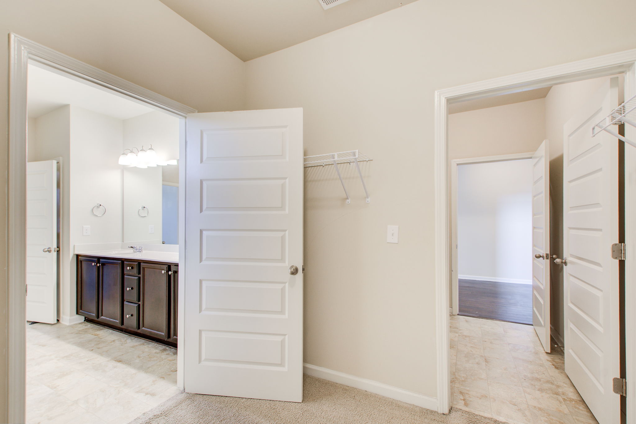 31 Main BR Closet B w En Suite + Laundry