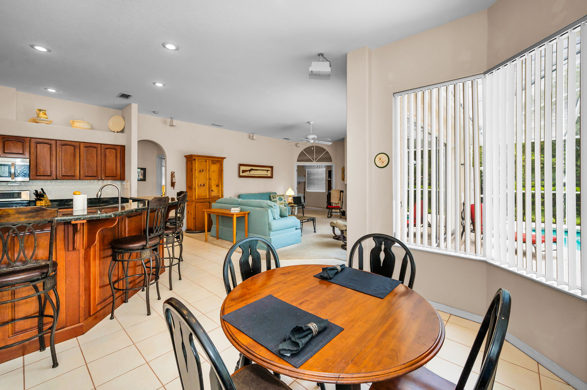 Kitchen Eat-in Area2