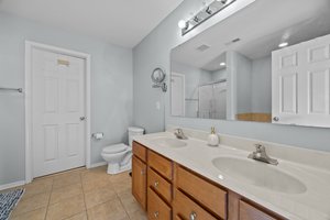 Primary bathroom w/garden tub