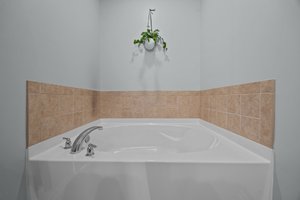 Primary bdrm garden tub