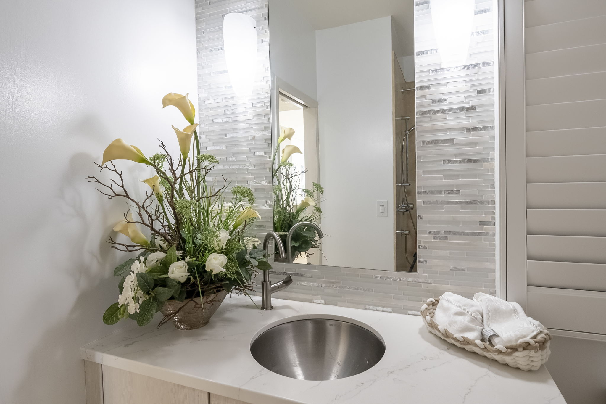 Downstairs bathroom, located behind kitchen