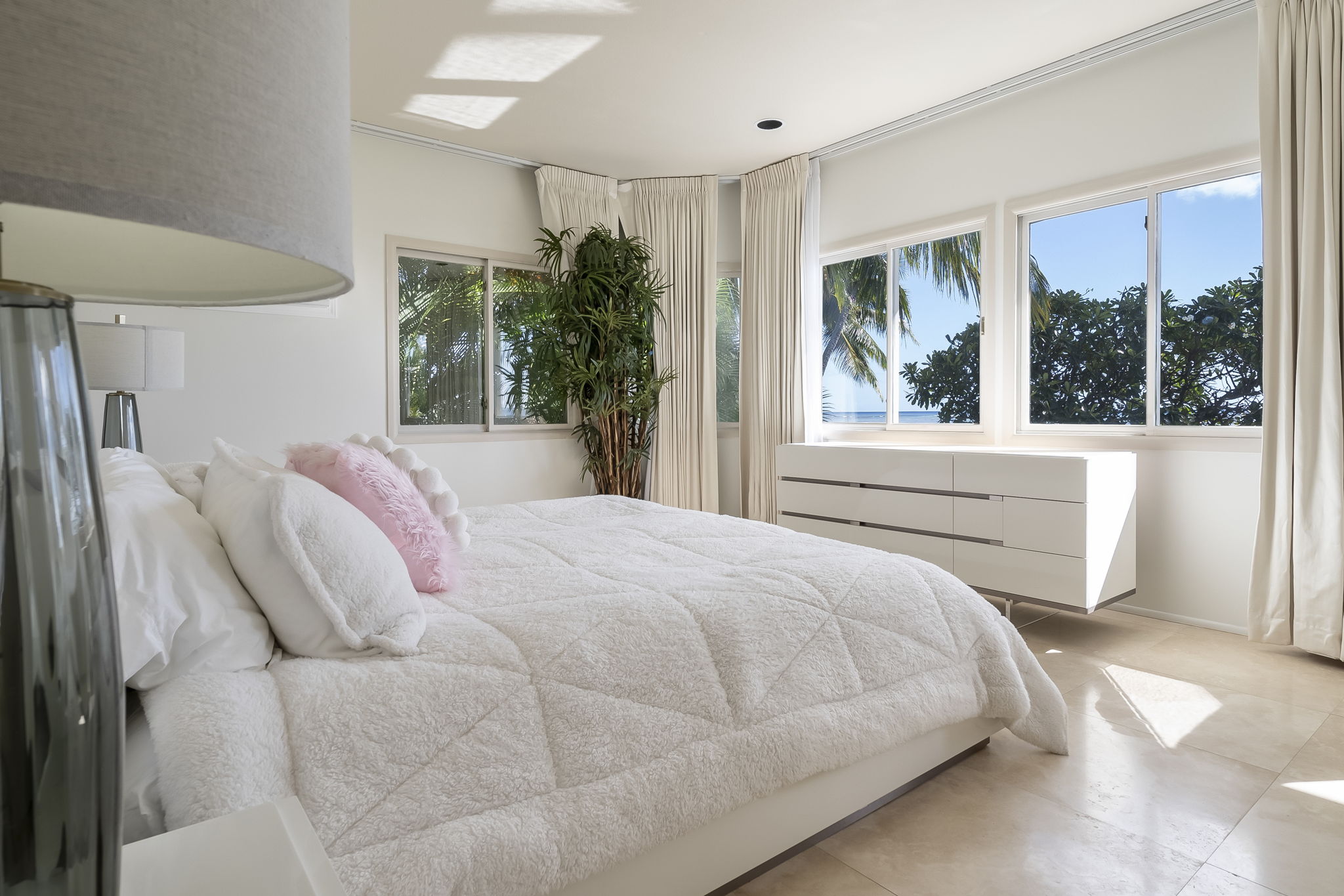 2nd Bedroom with lovely ocean+palm tree top views