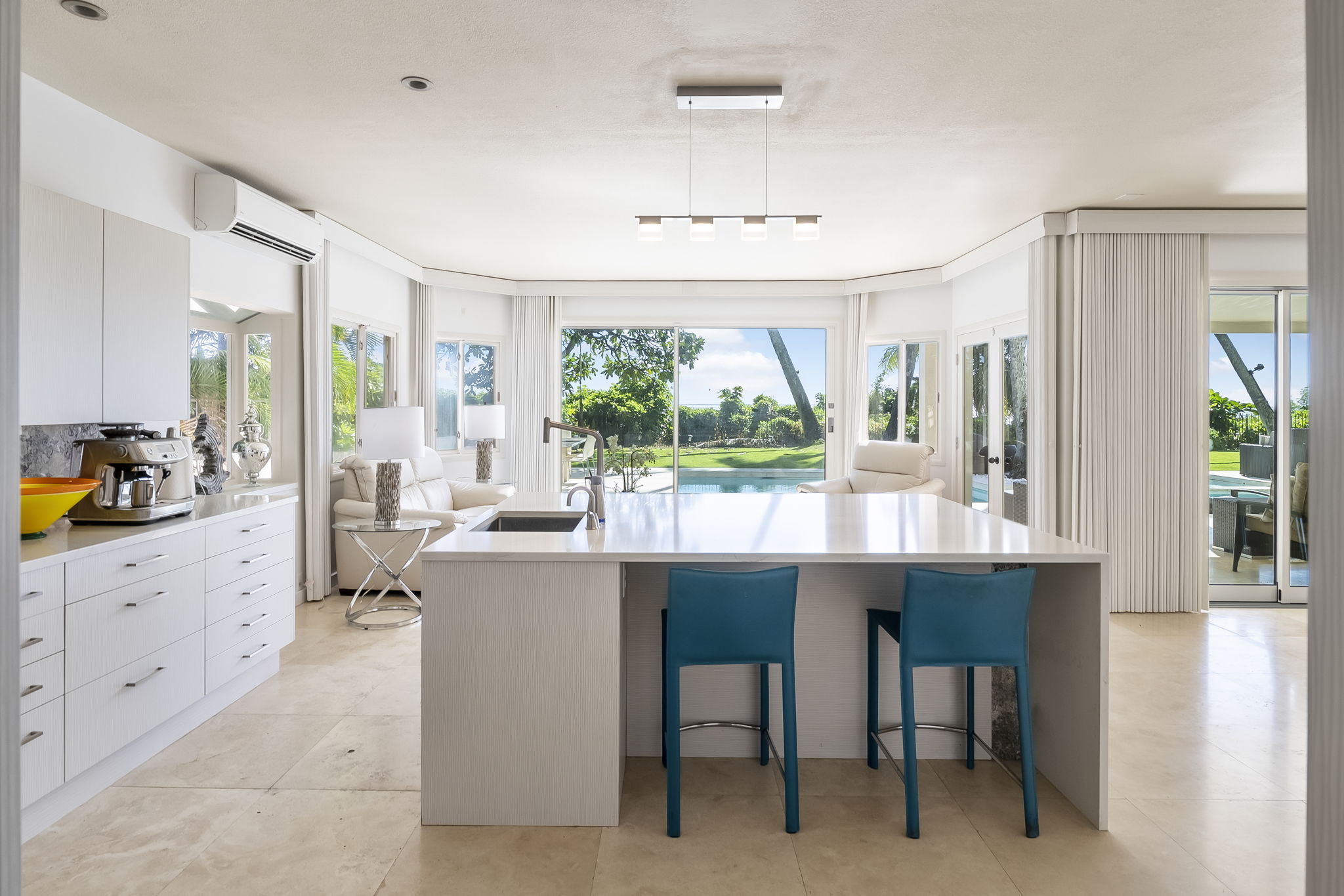 XL Chef's Gourmet Kitchen island has 4 chairs