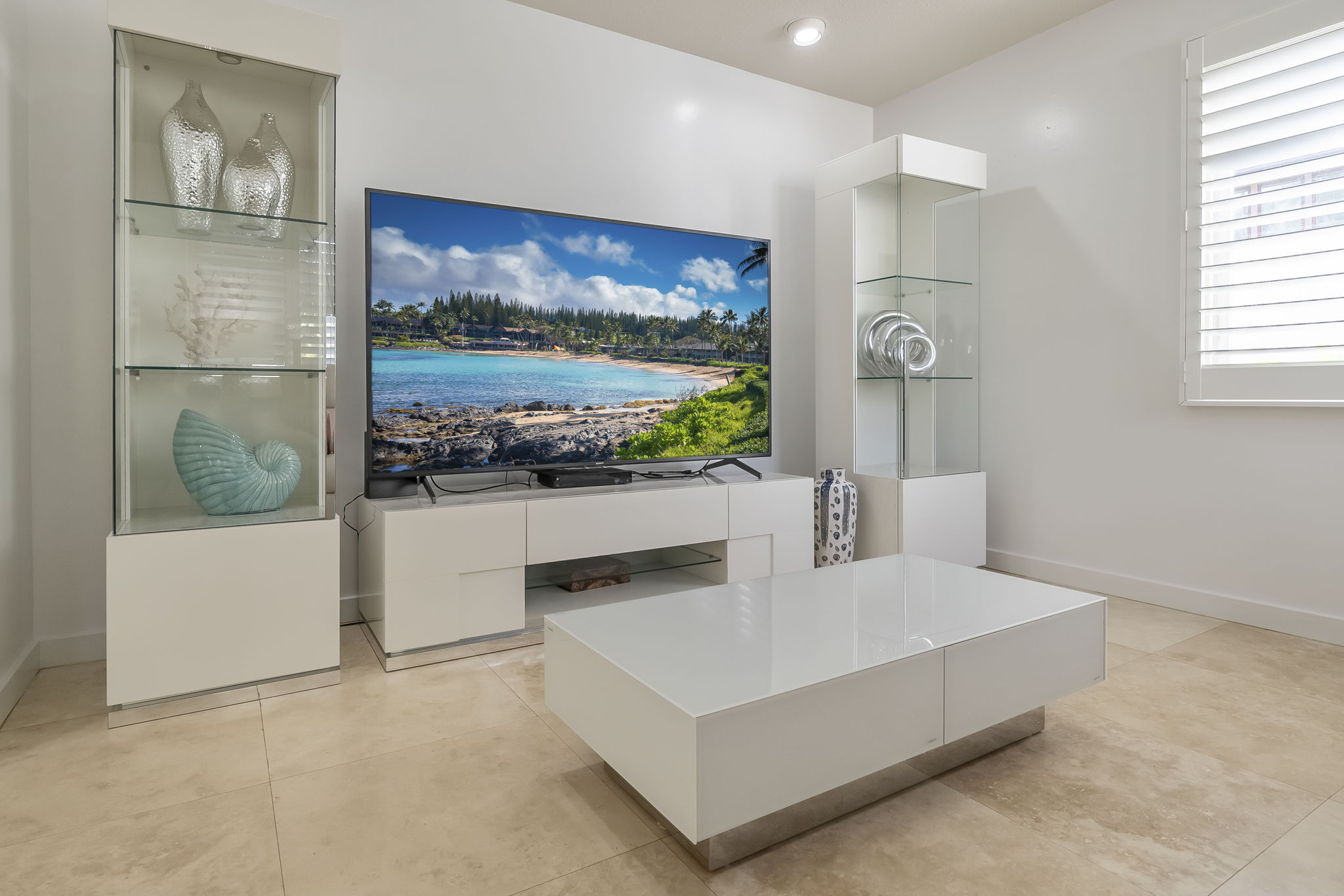 TV room, mauka+behind the Living room