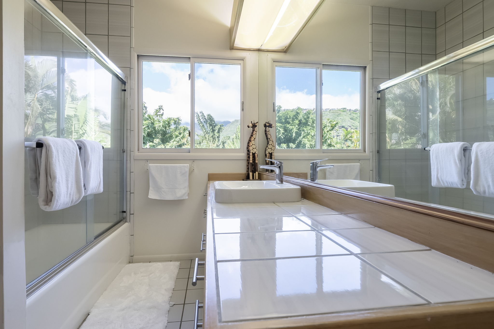 Upstairs Guest cottage bathroom