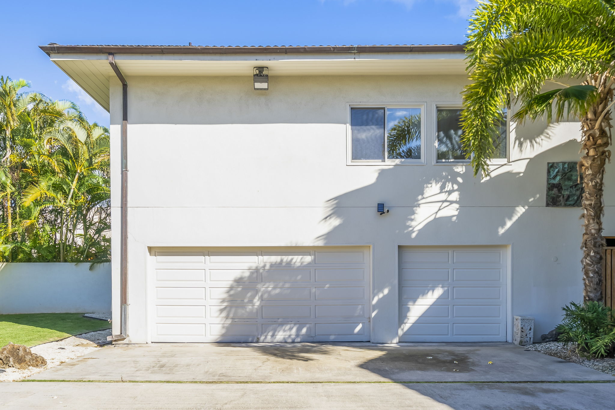 3-car garage, with 3-bedroom guest cottage suite above