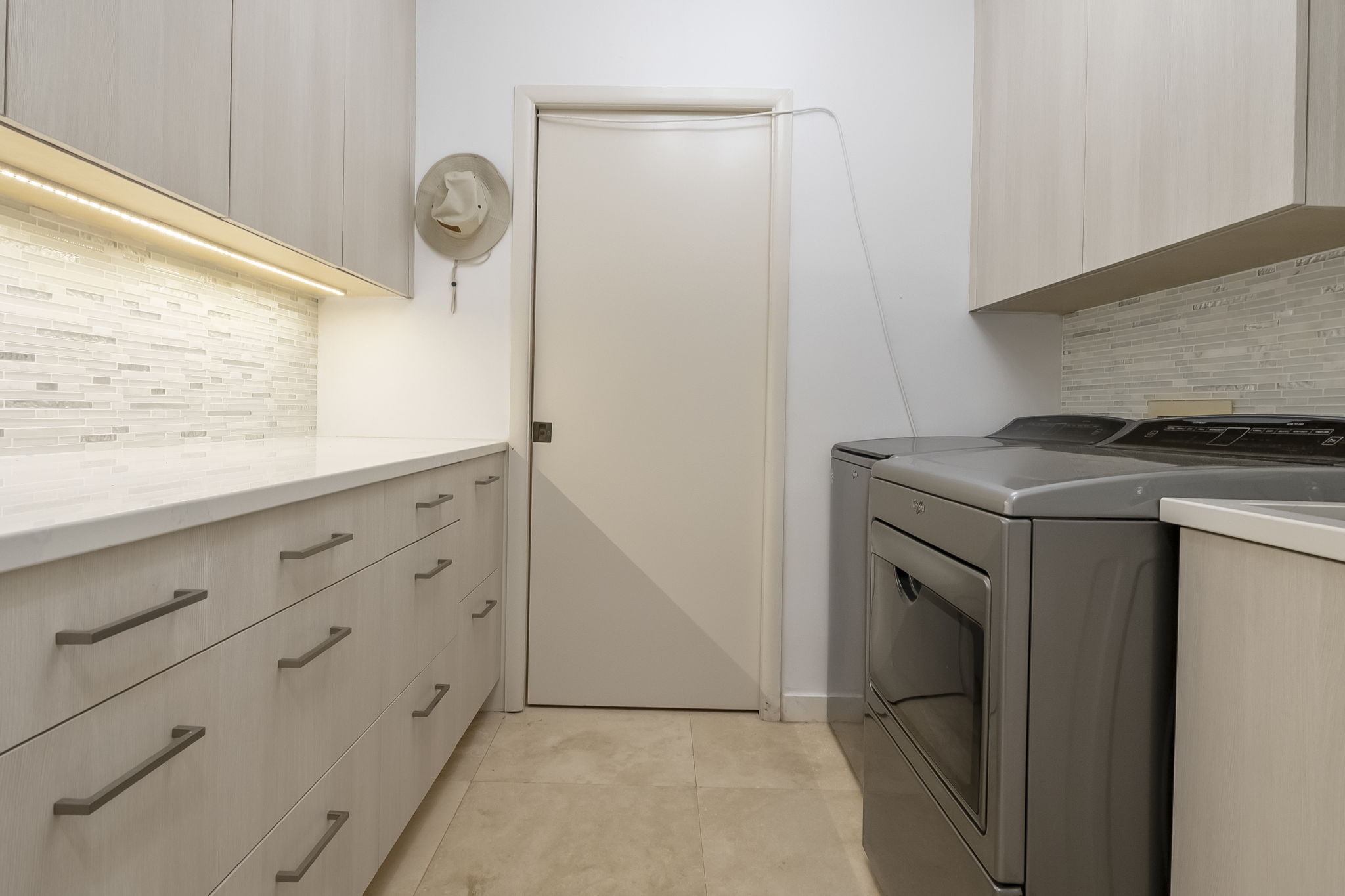 Laundry room+extra panty, behind kitchen, opposite a bathroom