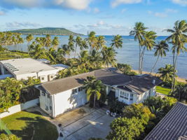 Beautiful Oceanfront Estate on Niu Beach