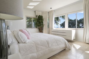 2nd Bedroom with lovely ocean+palm tree top views