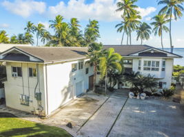 Beautiful Oceanfront Estate on Niu Beach