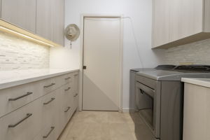 Laundry room+extra panty, behind kitchen, opposite a bathroom