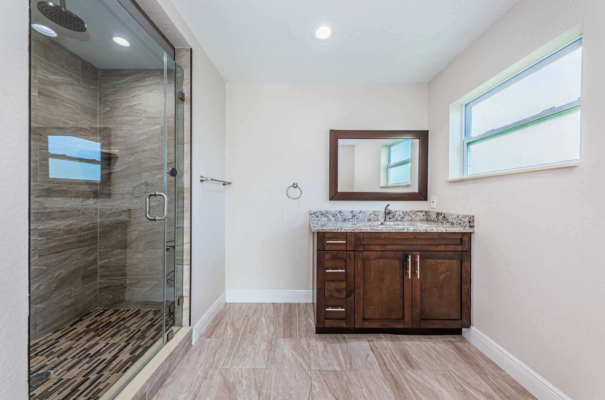 Main Level Guest Bathroom2a