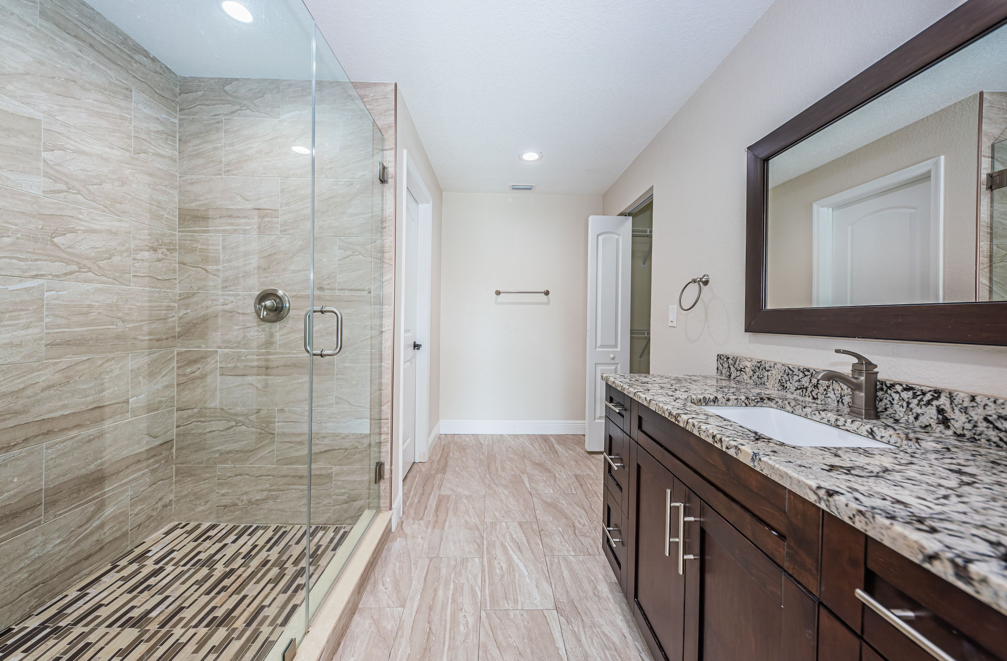 Main Level Guest Bathroom3a