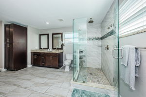 Upper Level Master Bathroom1e