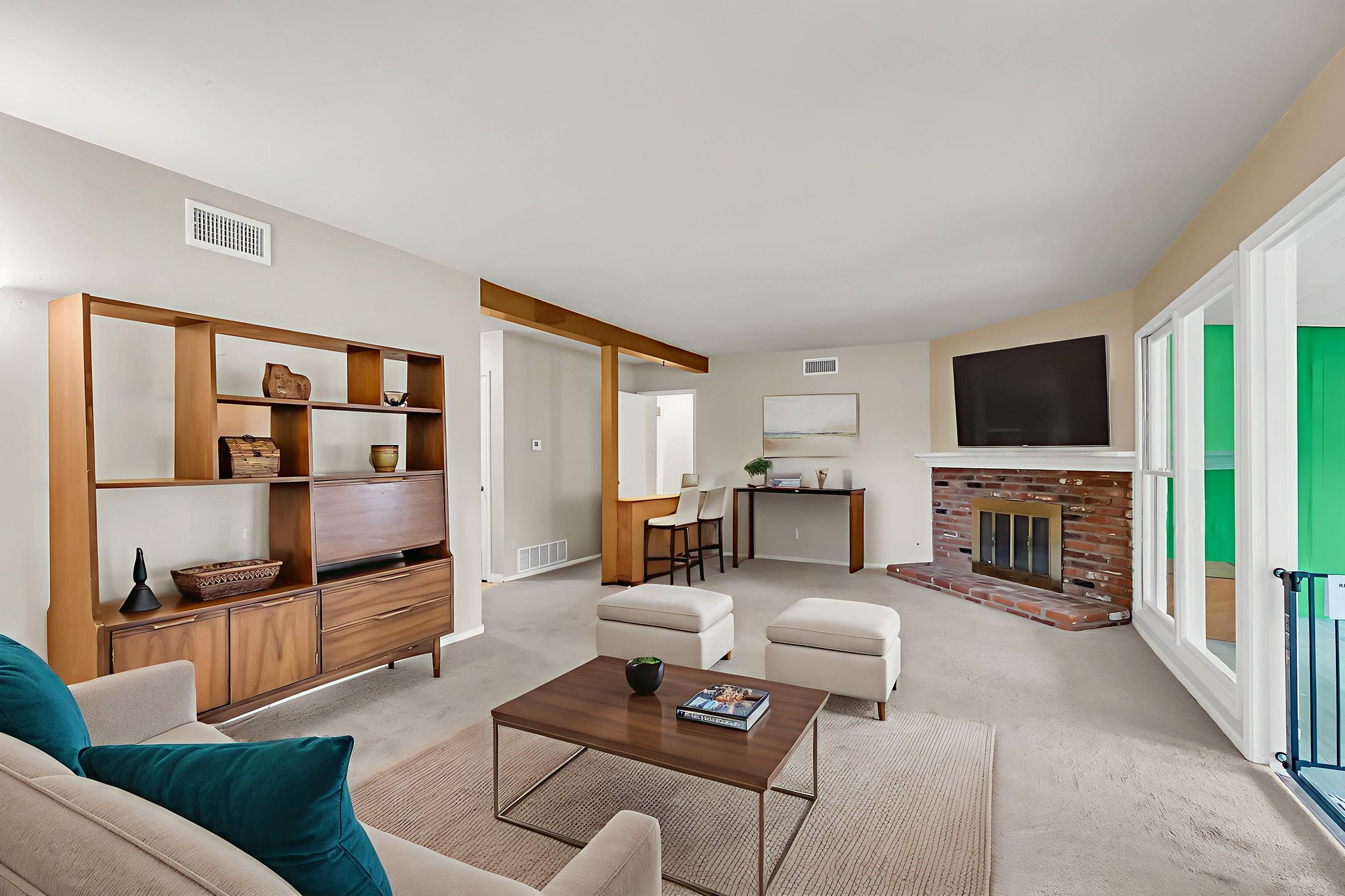 DSC01384 virtually staged.jpeg