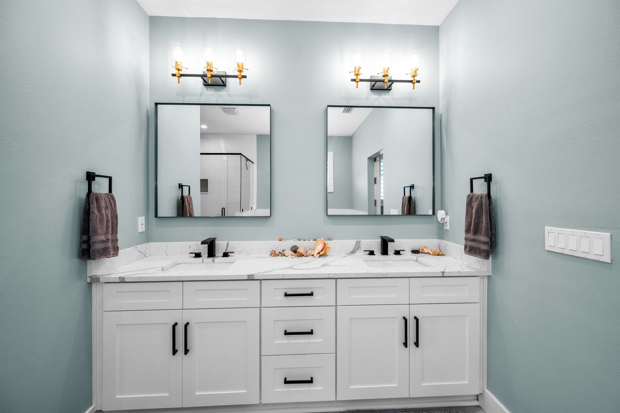 Primary Bathroom1e
