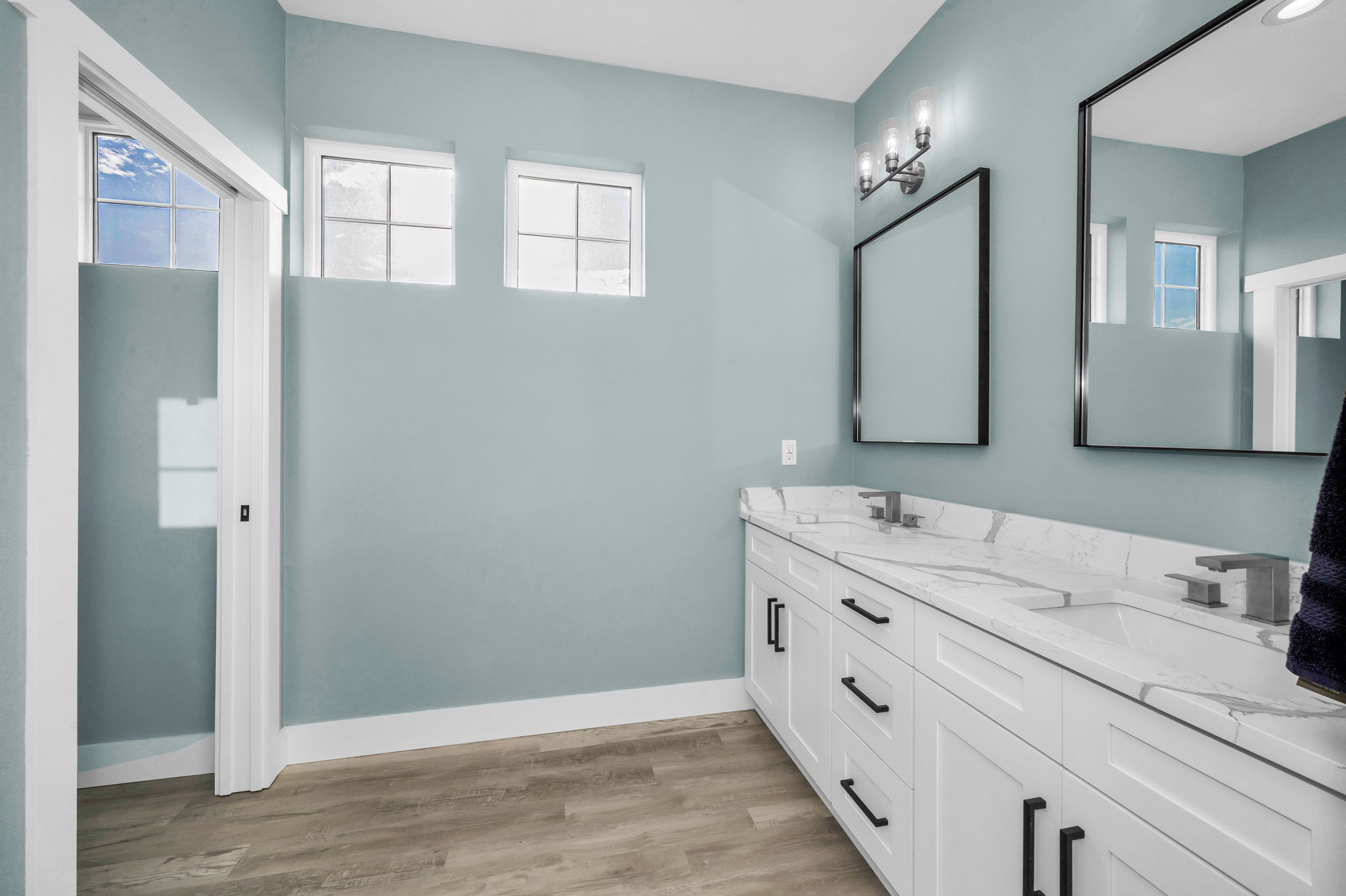 Upper Level Bathroom2a