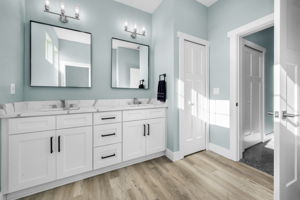 Upper Level Bathroom2c