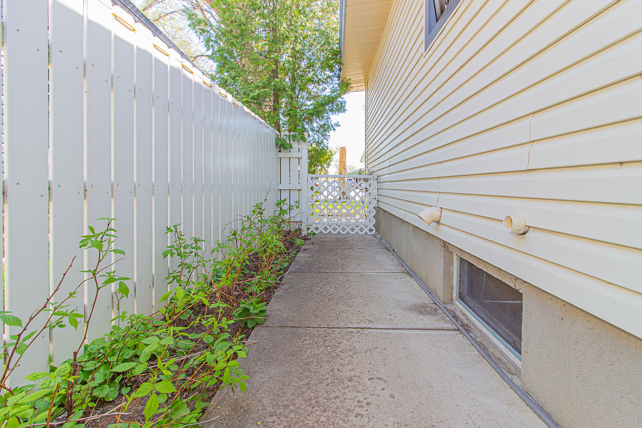  566 12 St NE, Medicine Hat, AB T1A 5V2, US Photo 59
