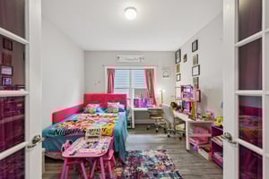 Barlow Pl-S2111-025.jpg