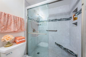 Bathroom 1b