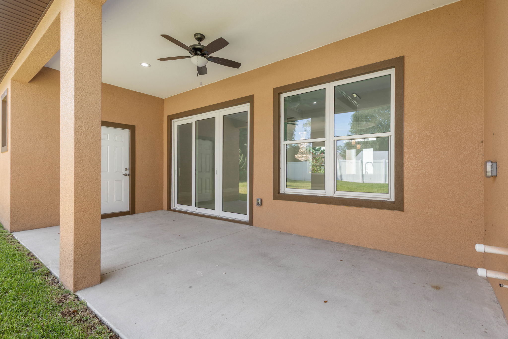 Lanai w/pre-plumb and electrical for summer kitchen
