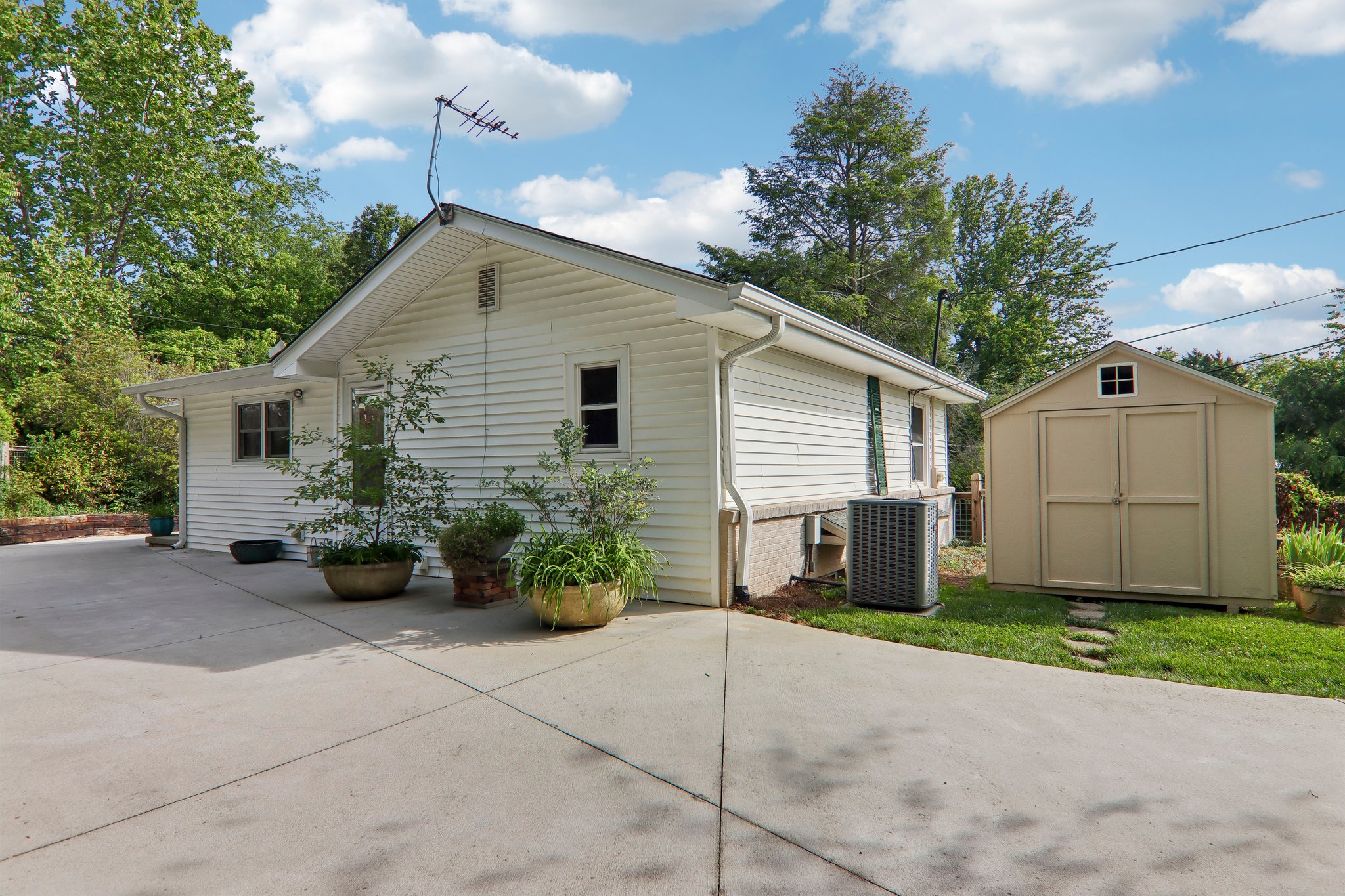 Langwell Ave-S1305-042.jpg