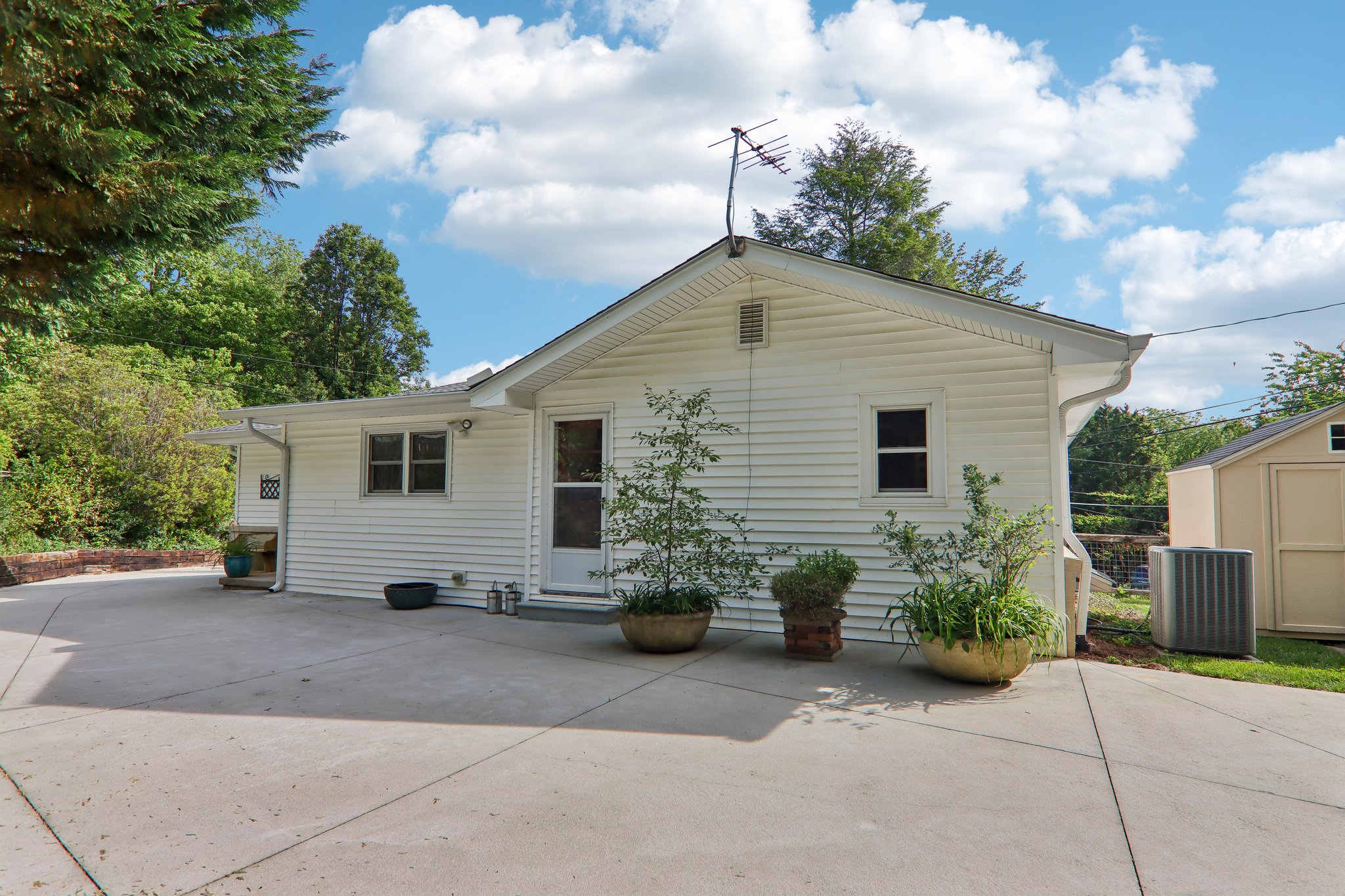 Langwell Ave-S1305-044.jpg
