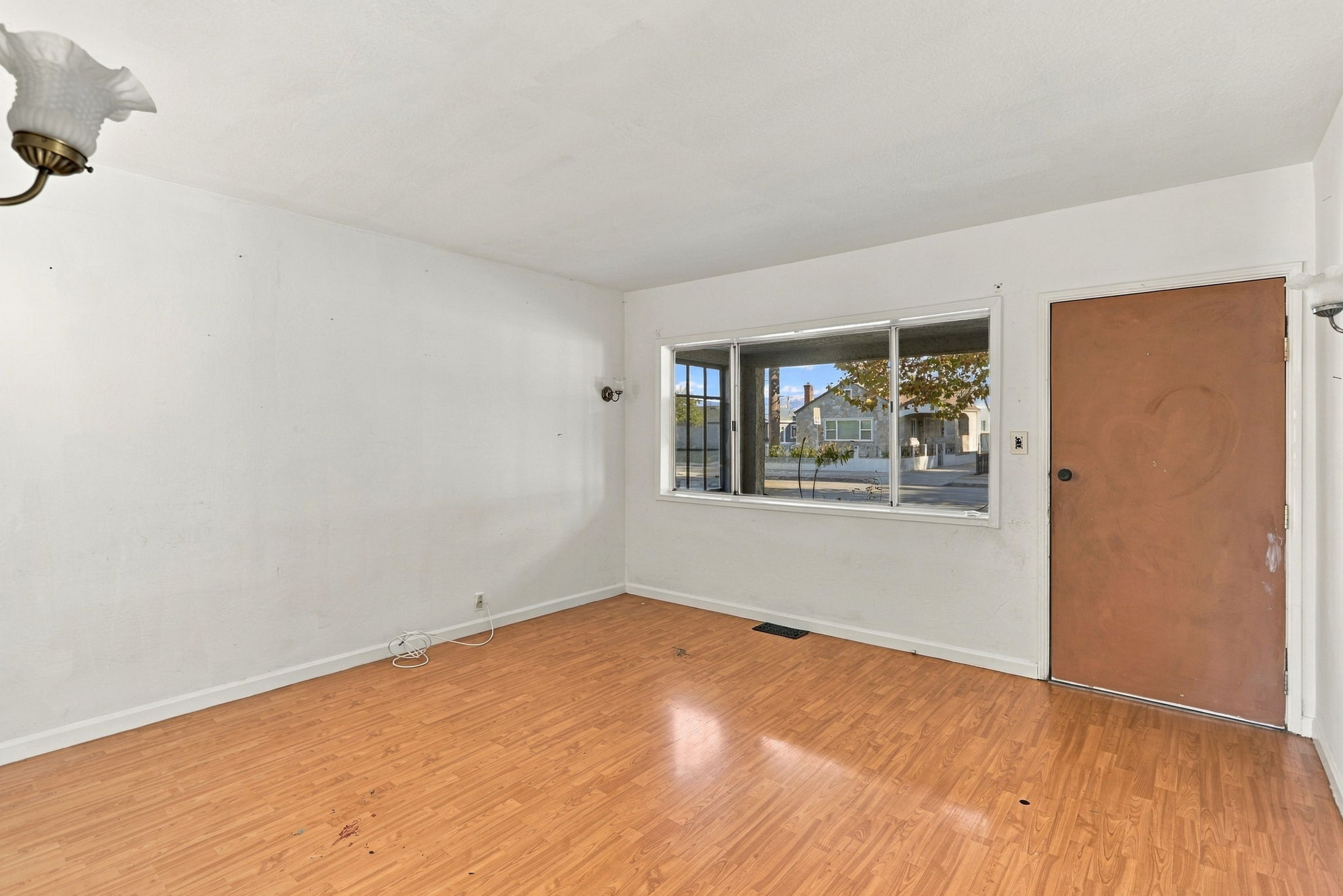 007_F8_57 N 34th St