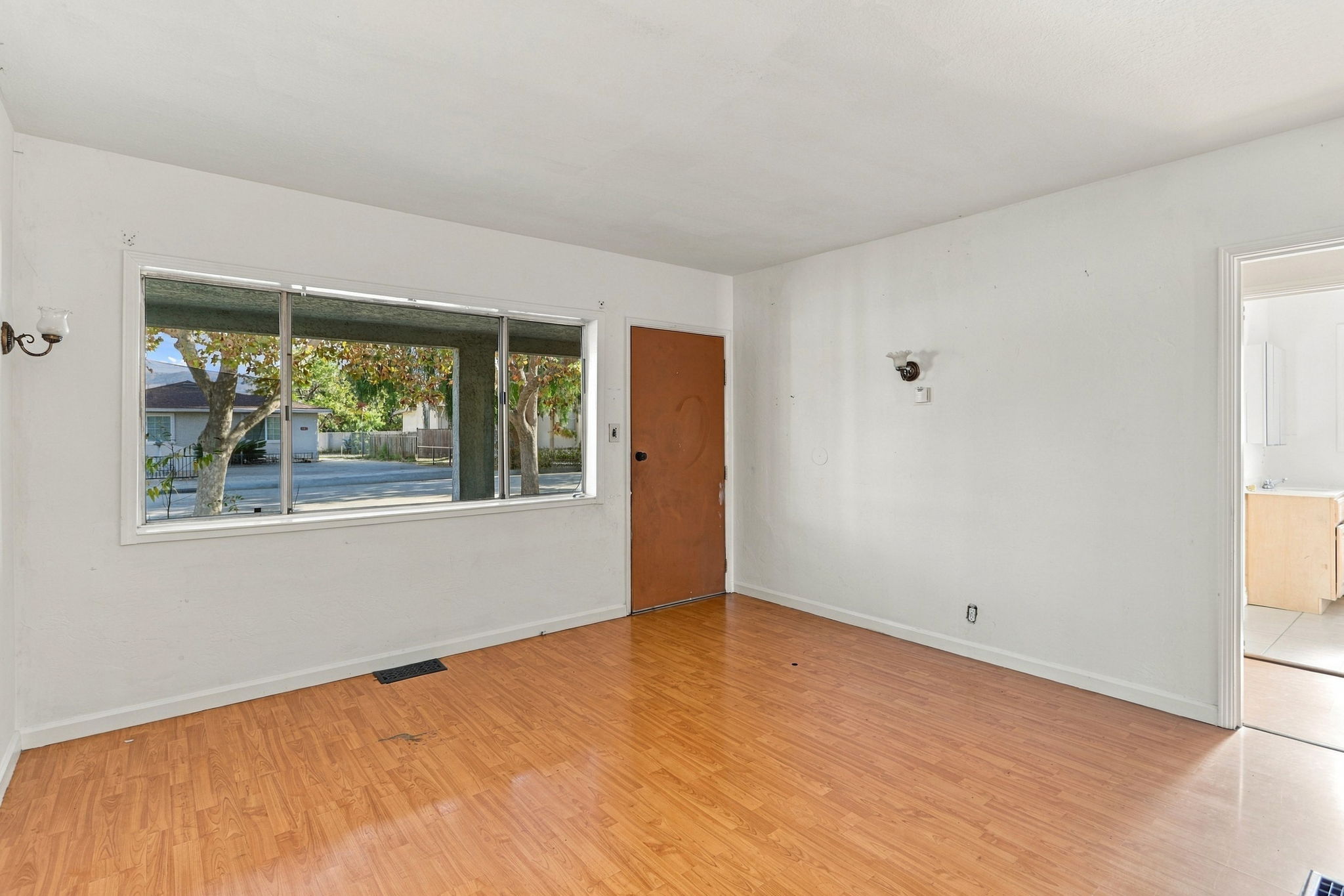 008_F8_57 N 34th St