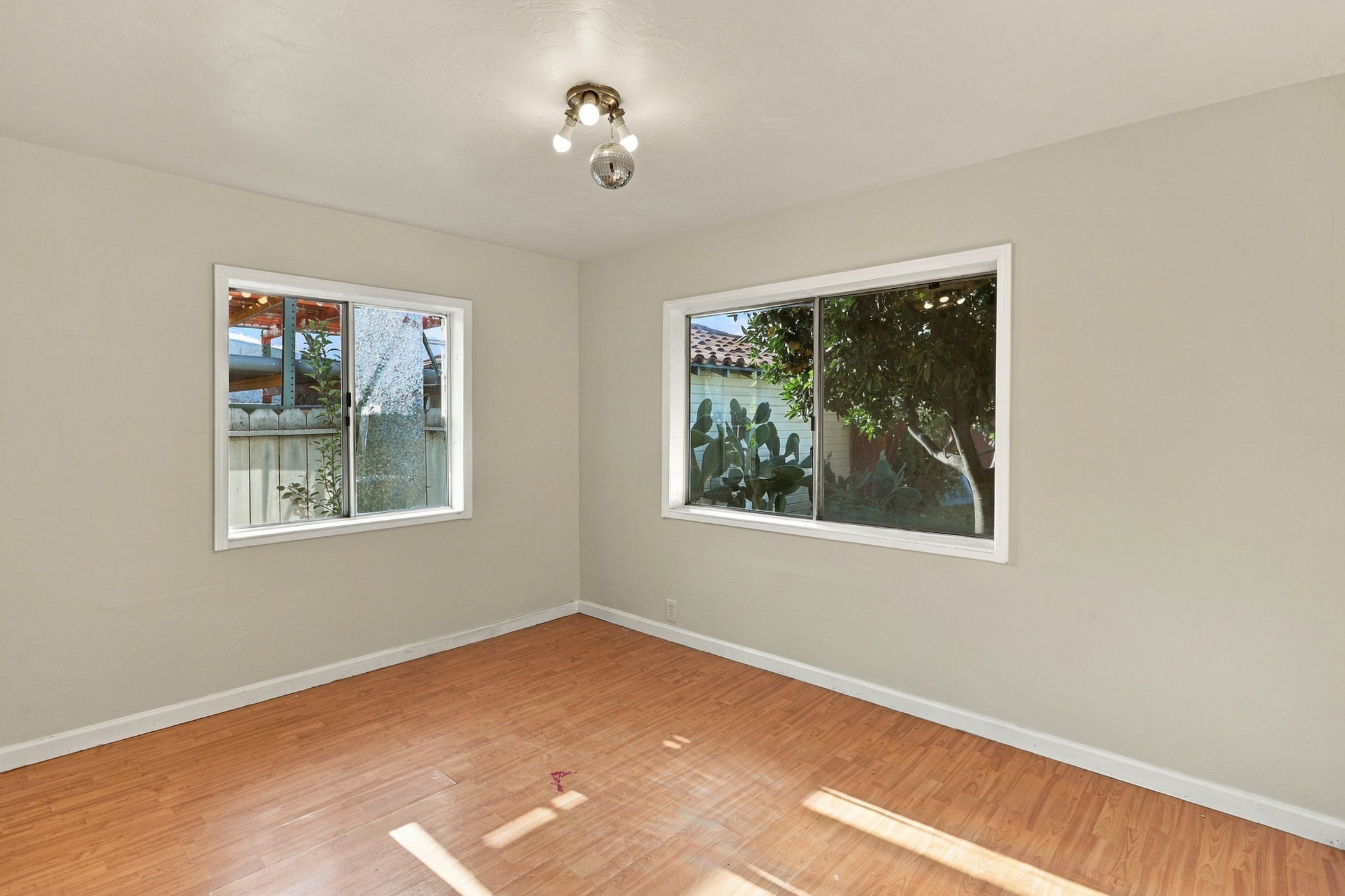 012_F8_57 N 34th St