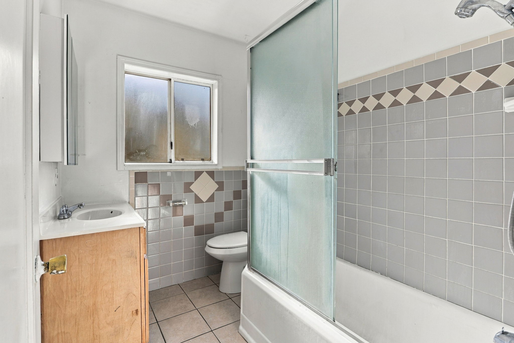 021_F8_57 N 34th St