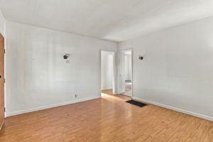 006_F8_57 N 34th St