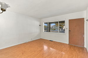 007_F8_57 N 34th St