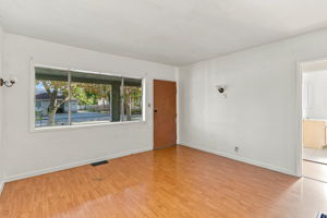 008_F8_57 N 34th St
